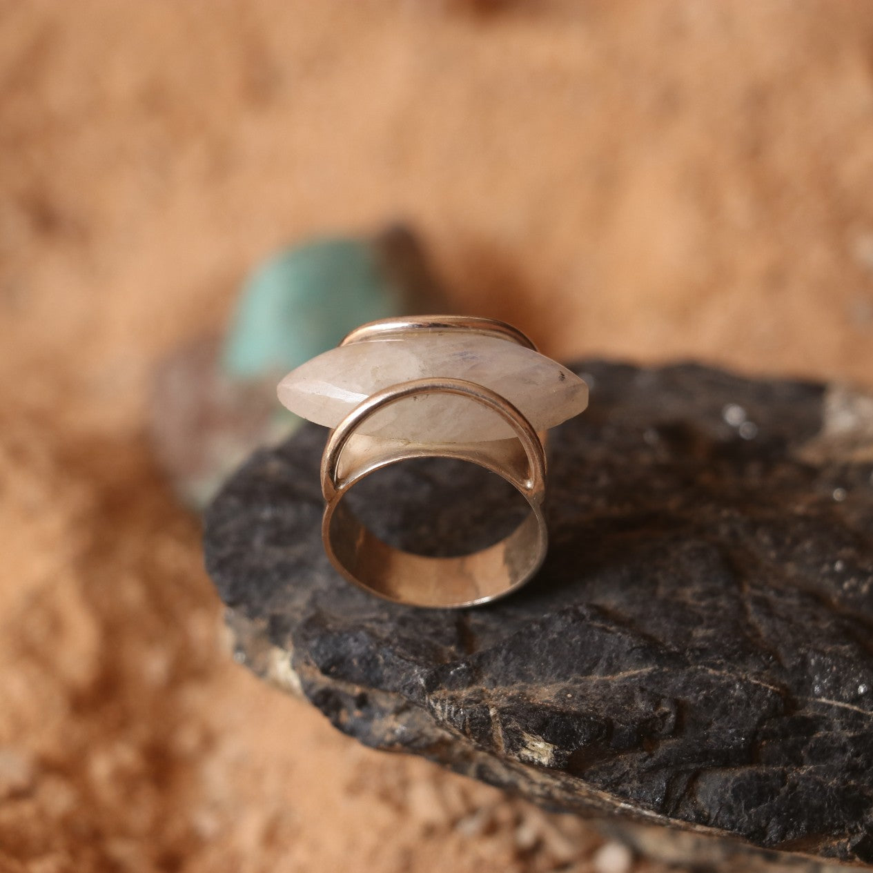 ELEGANT SILVER RING FEATURING A MOONSTONE