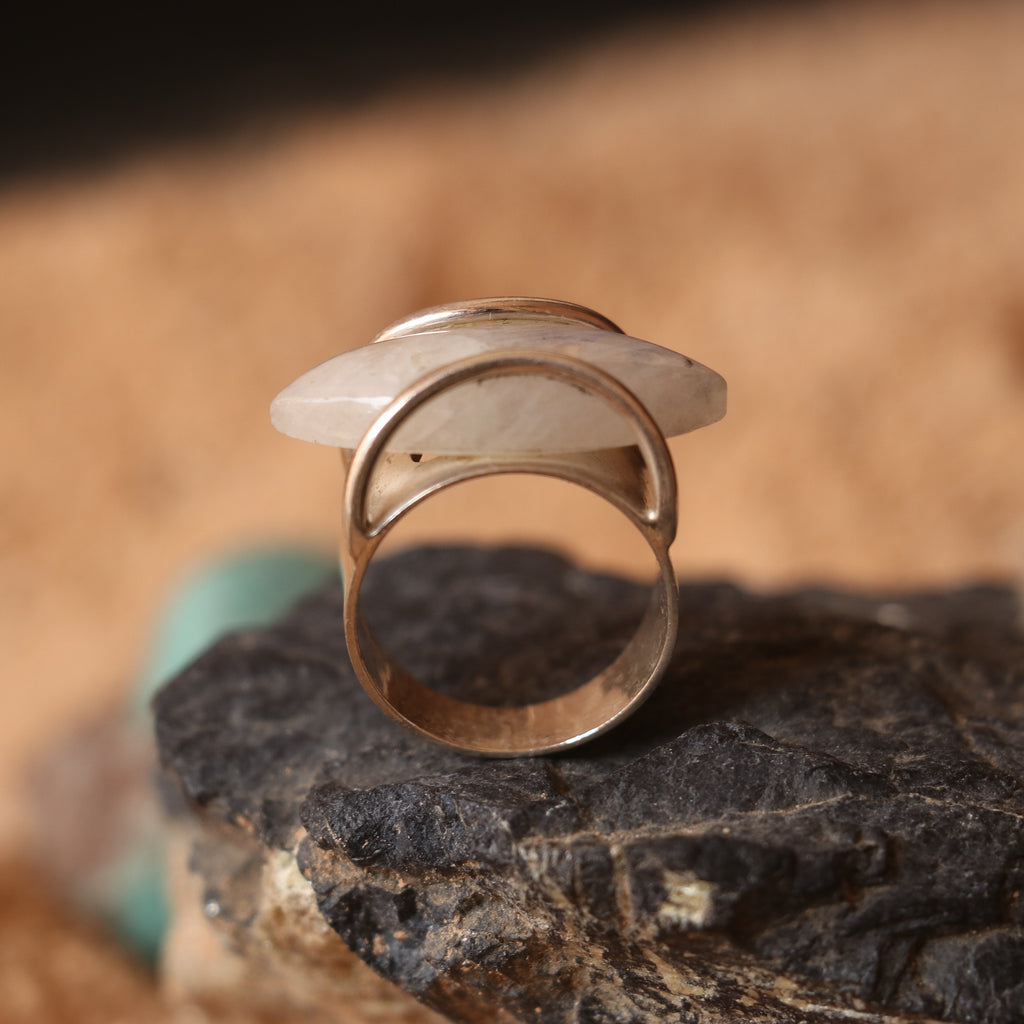 ELEGANT SILVER RING FEATURING A MOONSTONE