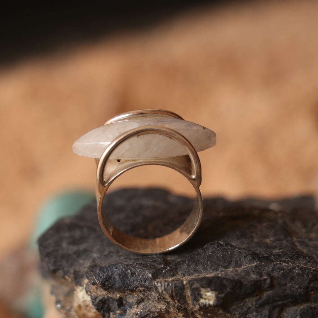 ELEGANT SILVER RING FEATURING A MOONSTONE