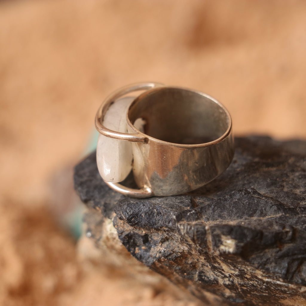 ELEGANT SILVER RING FEATURING A MOONSTONE