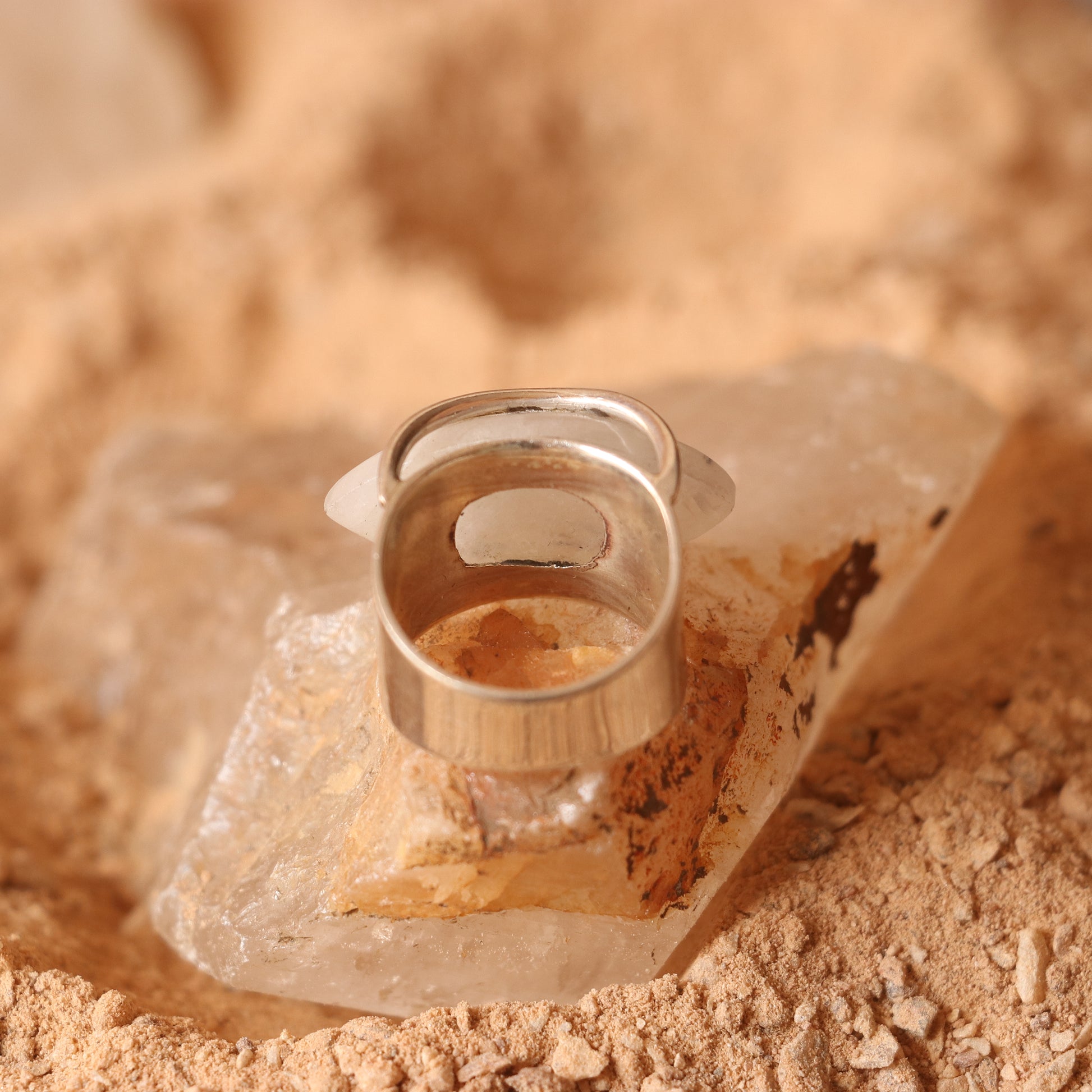 ELEGANT SILVER RING FEATURING A MOONSTONE
