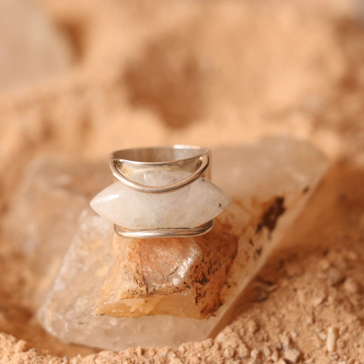 ELEGANT SILVER RING FEATURING A MOONSTONE