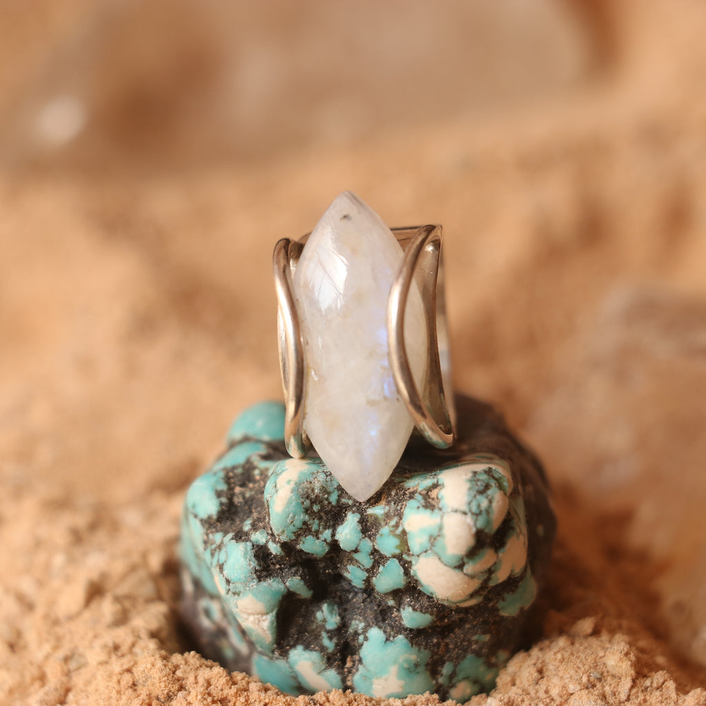 ELEGANT SILVER RING FEATURING A MOONSTONE