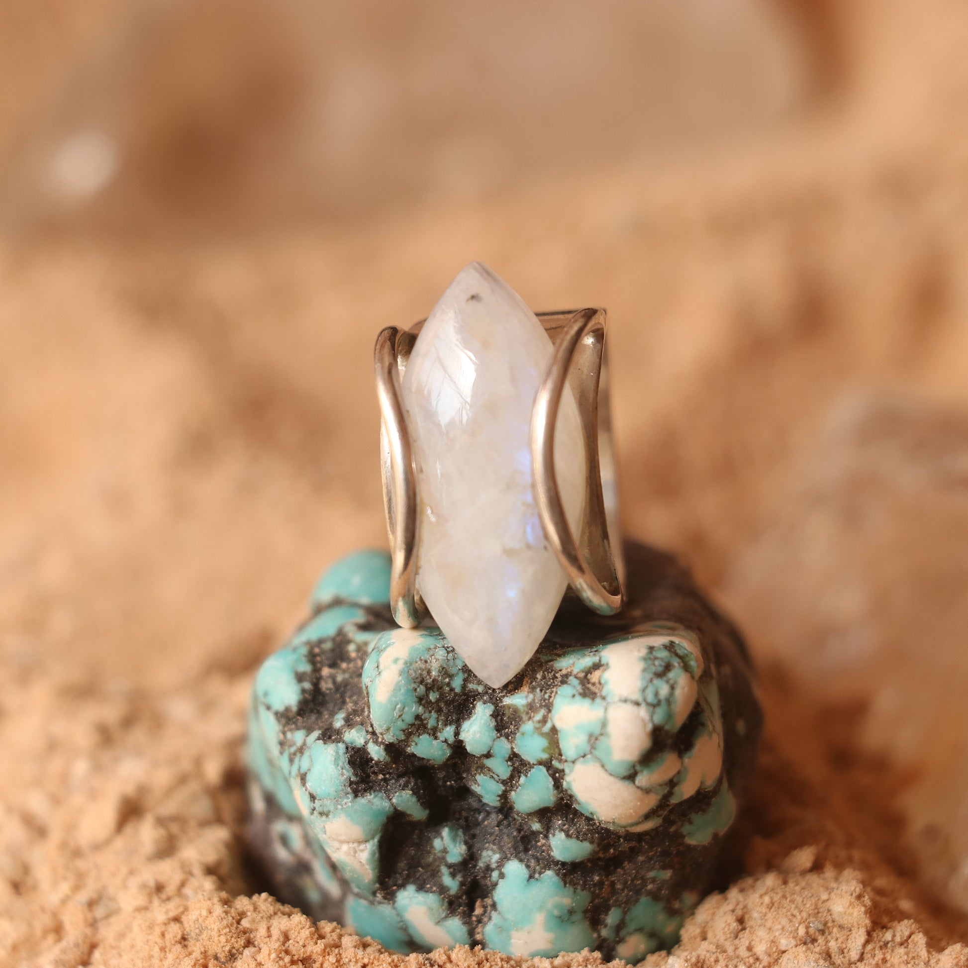 ELEGANT SILVER RING FEATURING A MOONSTONE