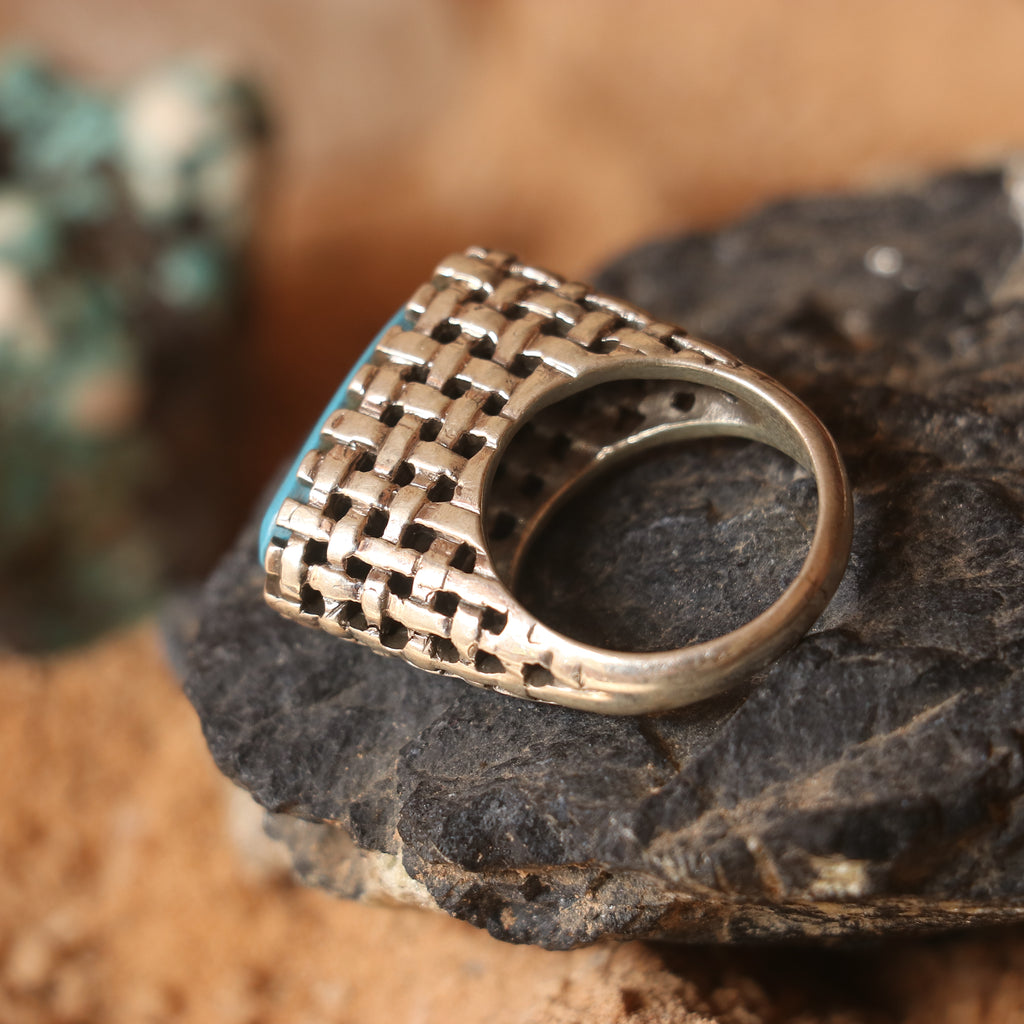 SILVER RING IN A WOVEN PATTERN FEATURING A TURQUOISE
