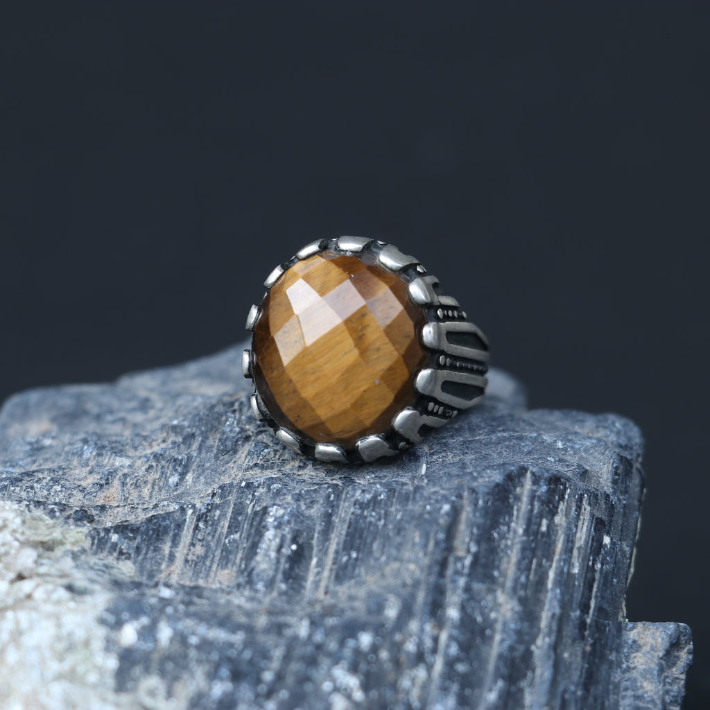 SILVER RING WITH FACETED TIGER'S EYE
