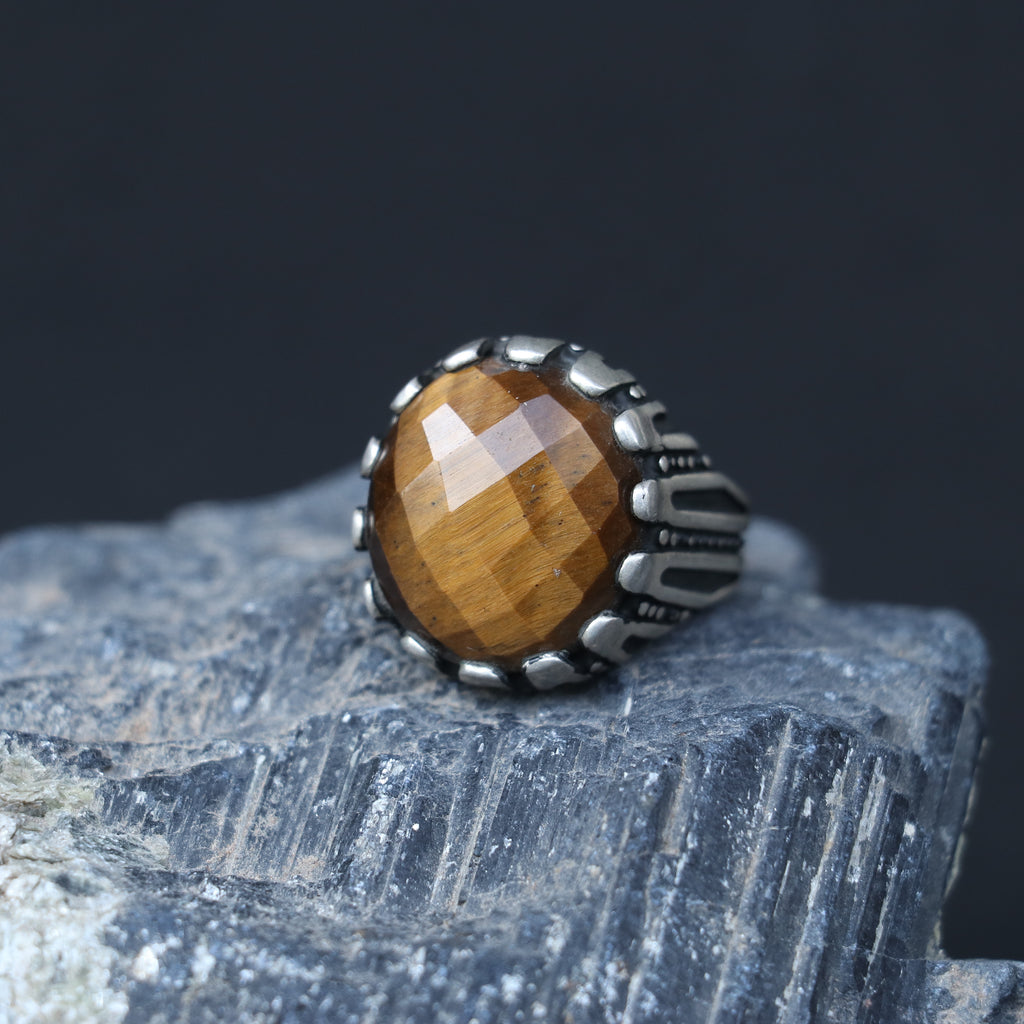 SILVER RING WITH FACETED TIGER'S EYE