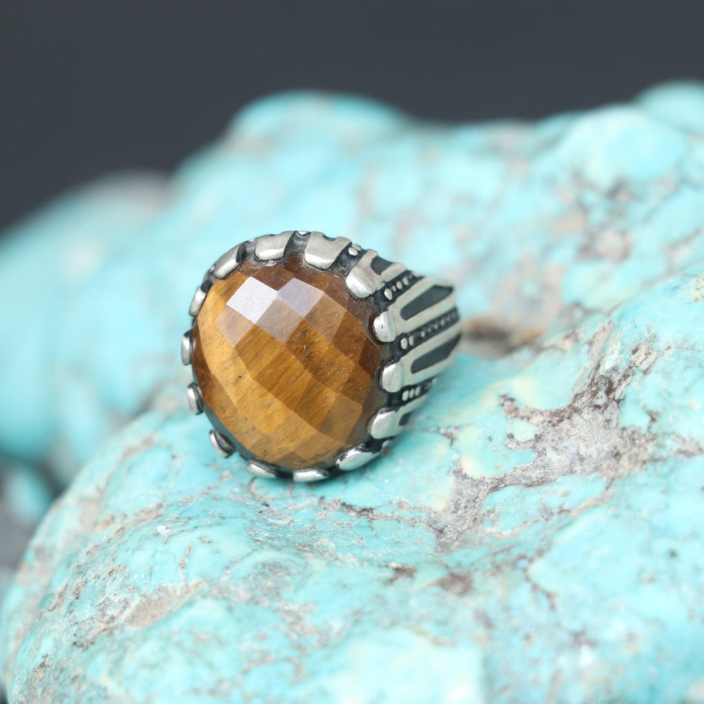 SILVER RING WITH FACETED TIGER'S EYE