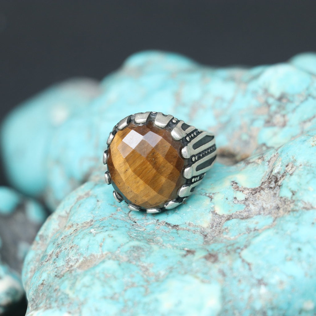 SILVER RING WITH FACETED TIGER'S EYE