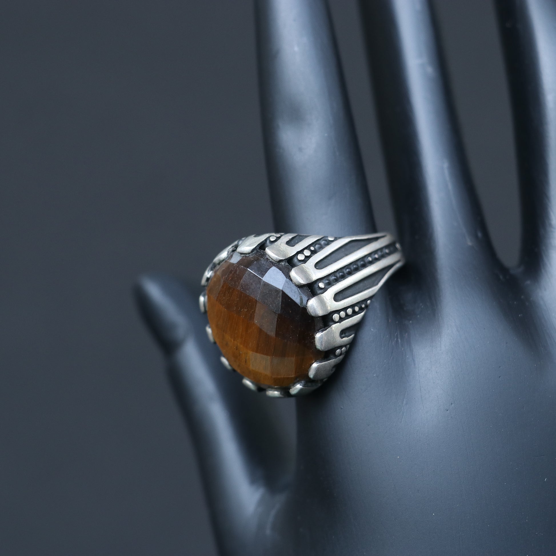 SILVER RING WITH FACETED TIGER'S EYE