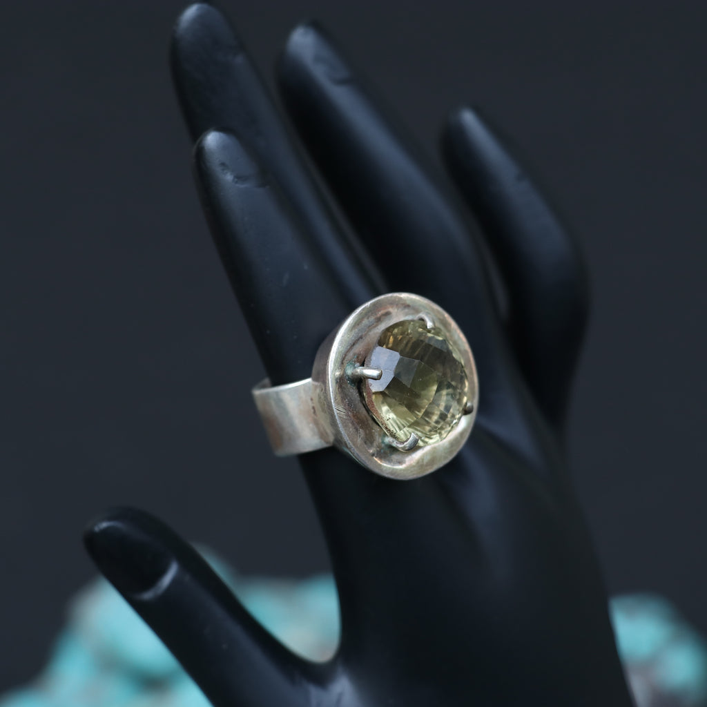 SILVER RING WITH A ROUND LEMON TOPAZ