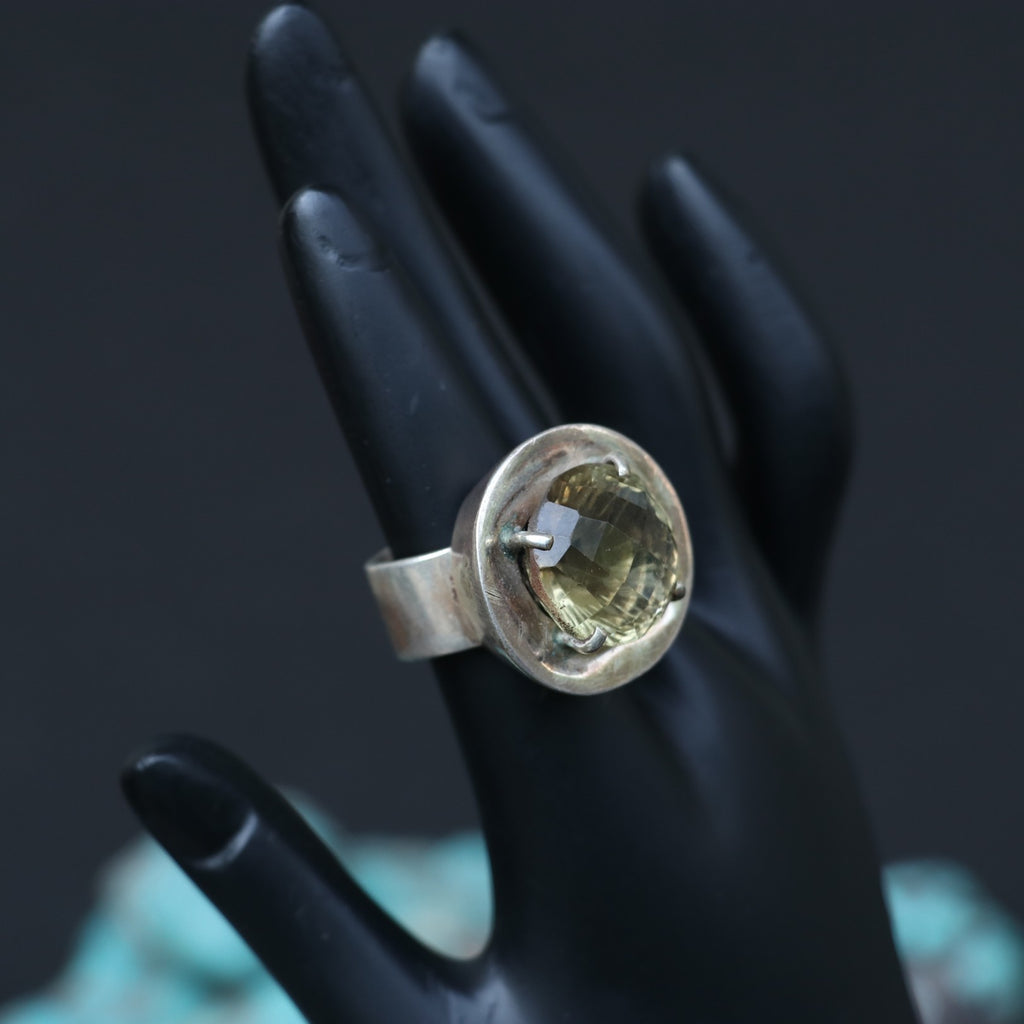 SILVER RING WITH A ROUND LEMON TOPAZ