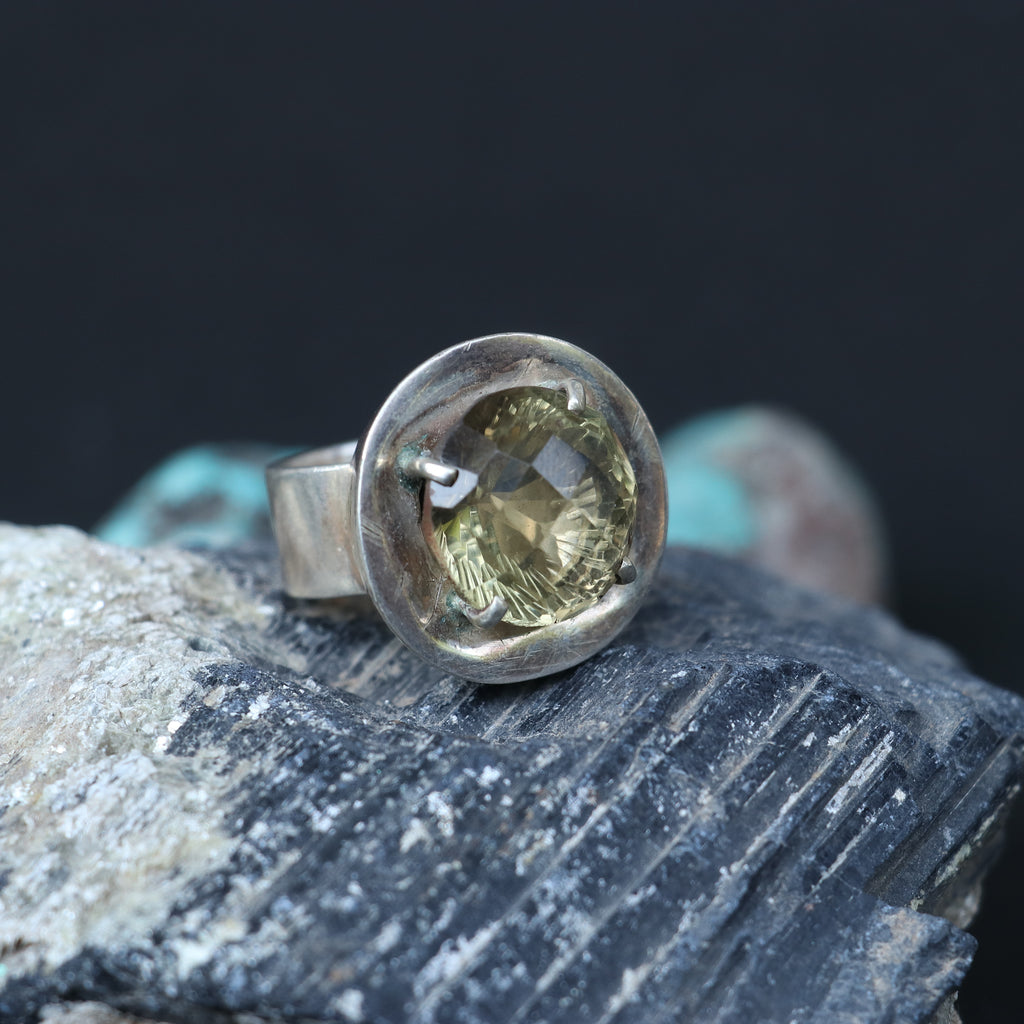 SILVER RING WITH A ROUND LEMON TOPAZ