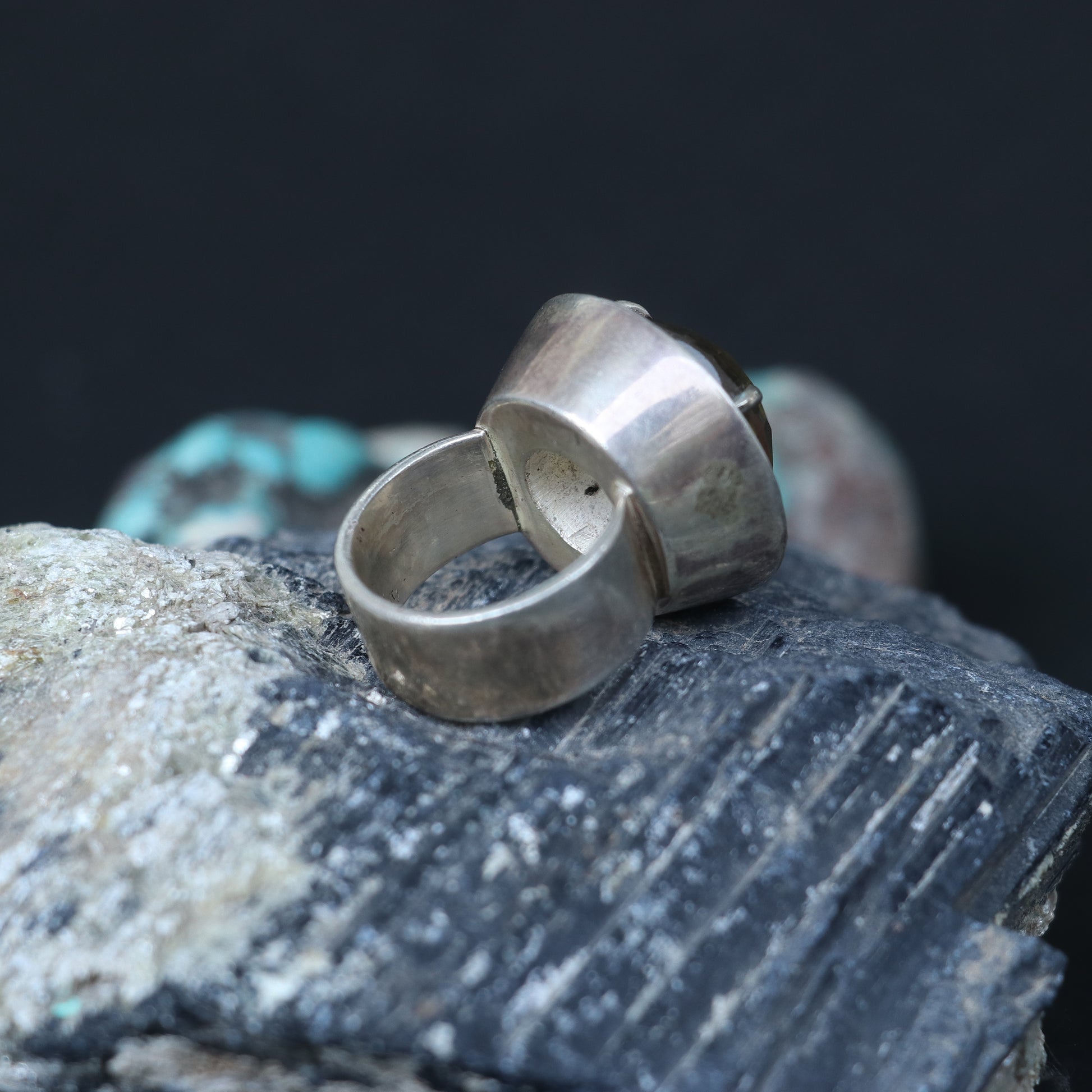 SILVER RING WITH A ROUND LEMON TOPAZ