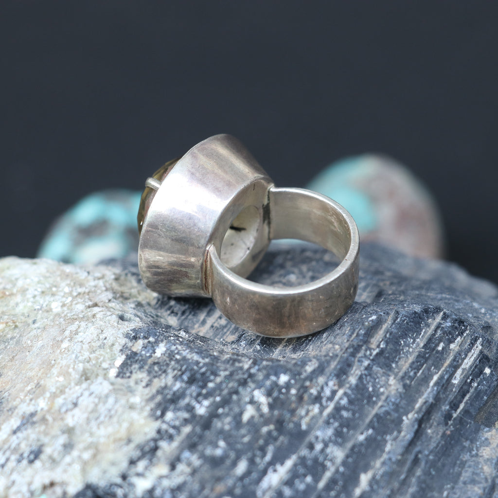 SILVER RING WITH A ROUND LEMON TOPAZ