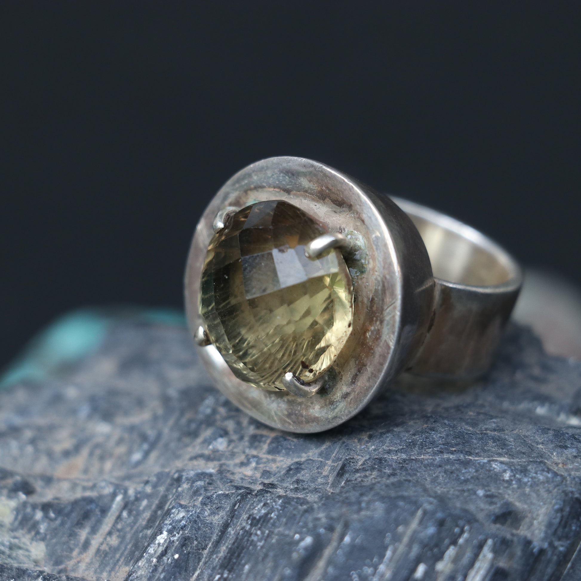 SILVER RING WITH A ROUND LEMON TOPAZ