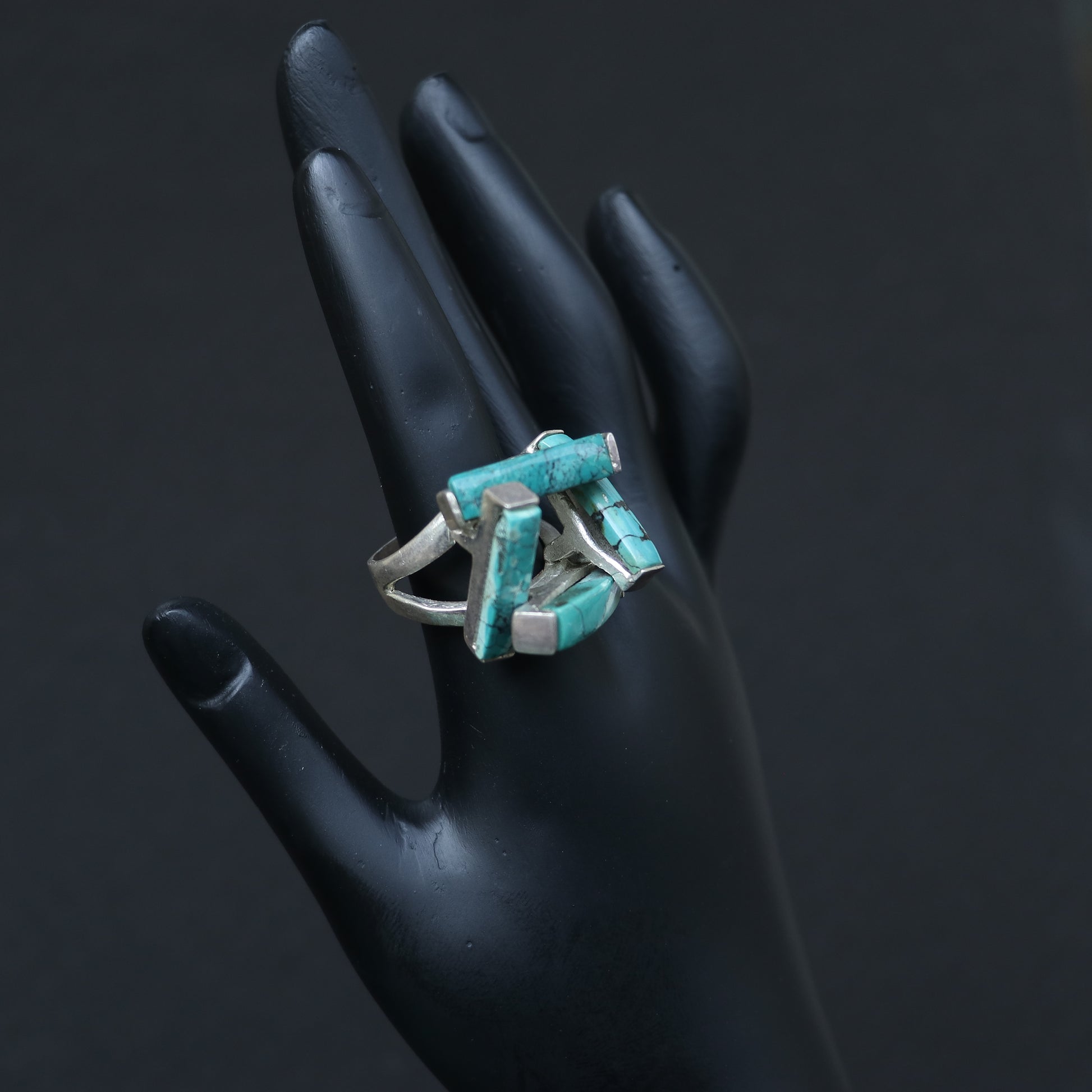 SILVER RING WITH TURQUOISE STONES IN A GEOMETRIC DESIGN