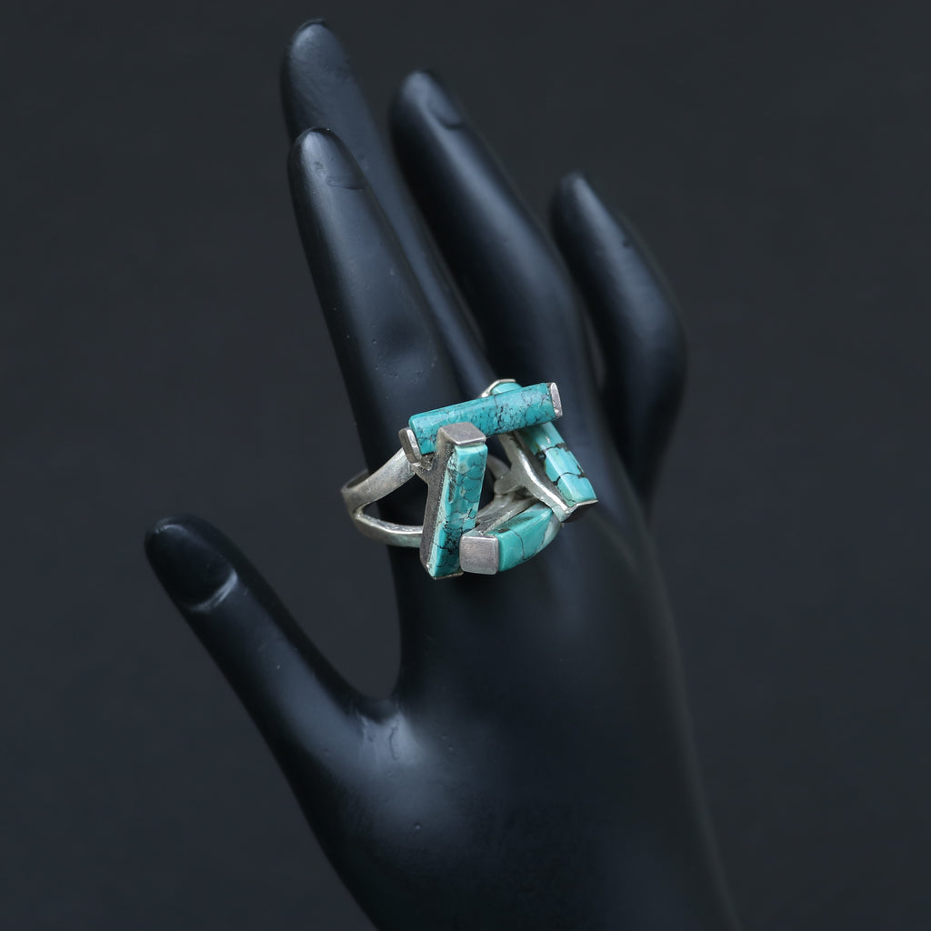 SILVER RING WITH TURQUOISE STONES IN A GEOMETRIC DESIGN
