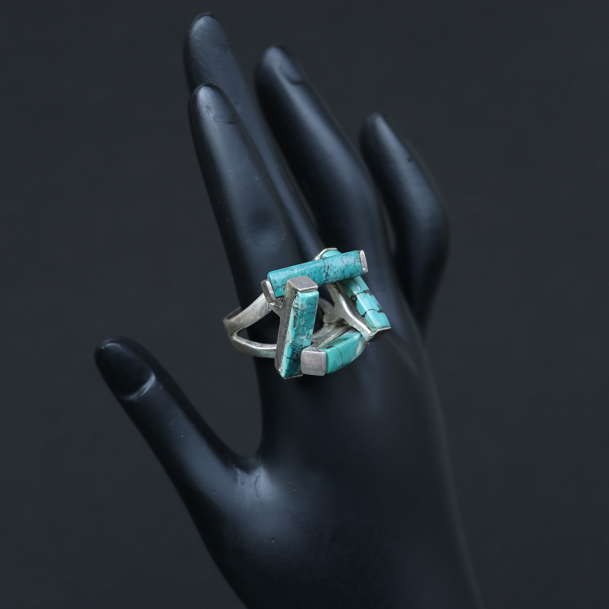 SILVER RING WITH TURQUOISE STONES IN A GEOMETRIC DESIGN