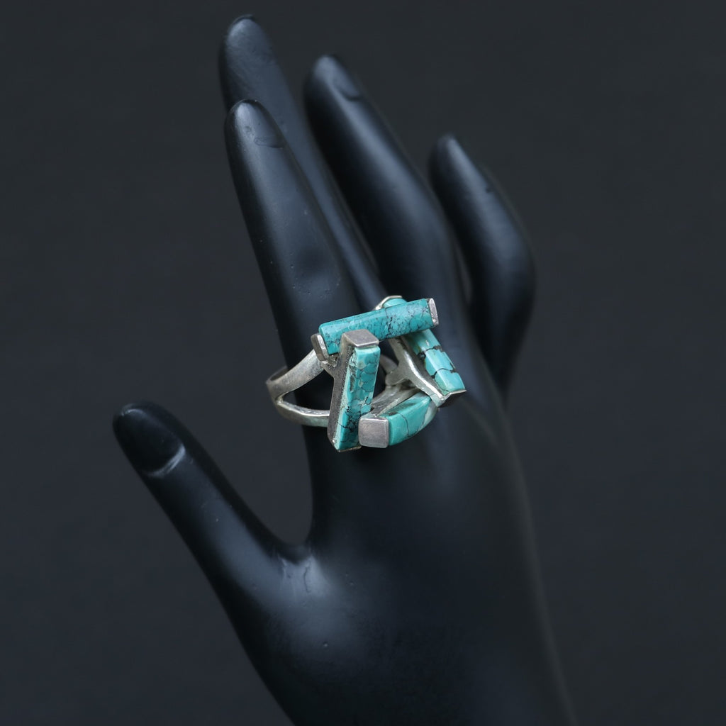 SILVER RING WITH TURQUOISE STONES IN A GEOMETRIC DESIGN