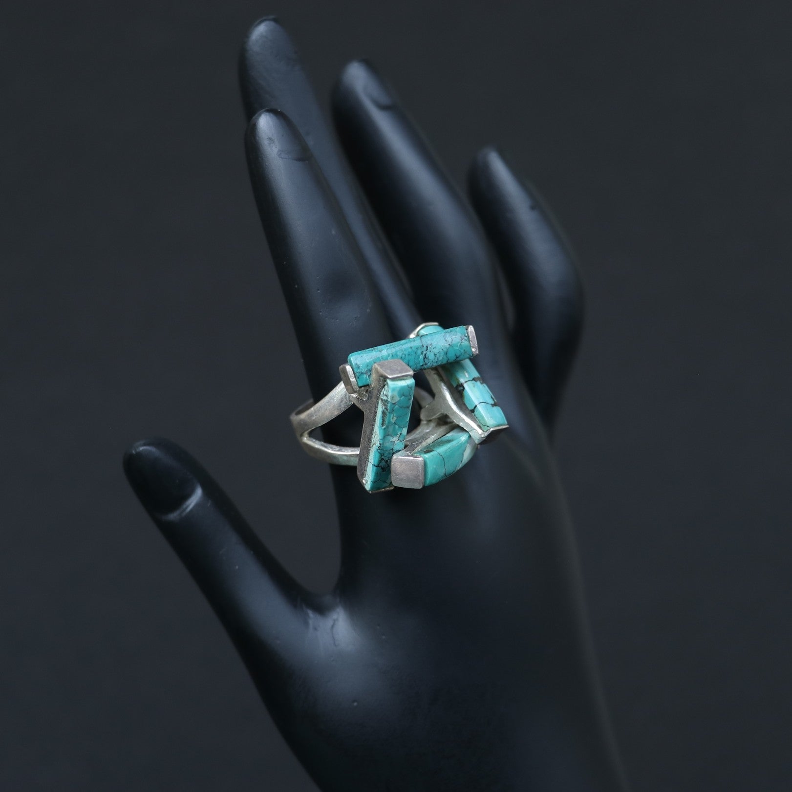 SILVER RING WITH TURQUOISE STONES IN A GEOMETRIC DESIGN