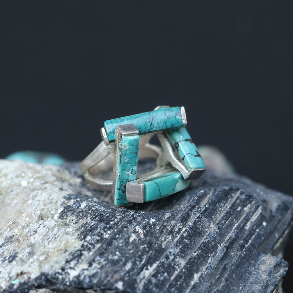 SILVER RING WITH TURQUOISE STONES IN A GEOMETRIC DESIGN