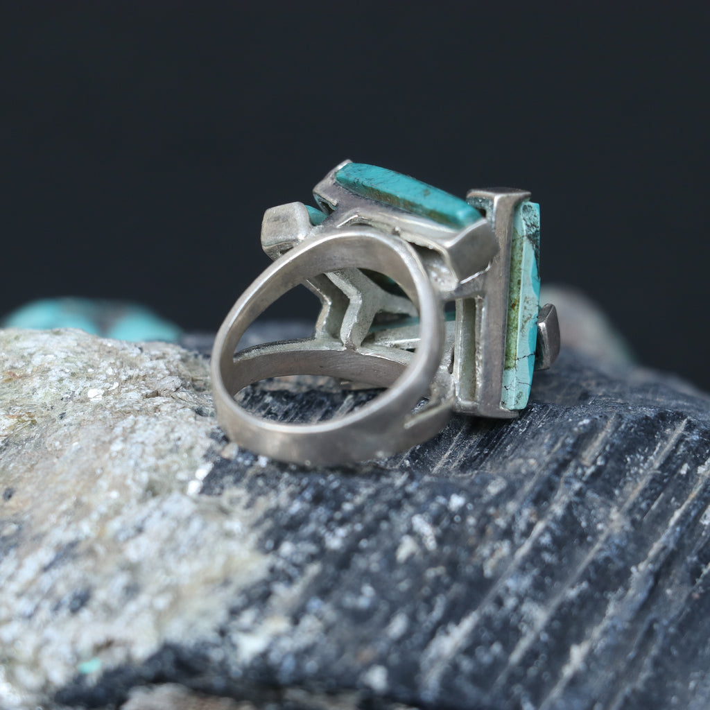 SILVER RING WITH TURQUOISE STONES IN A GEOMETRIC DESIGN