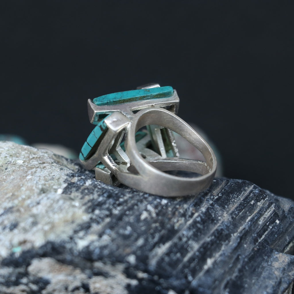 SILVER RING WITH TURQUOISE STONES IN A GEOMETRIC DESIGN