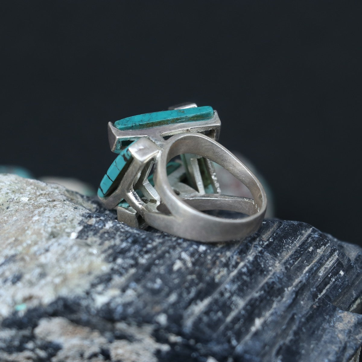 SILVER RING WITH TURQUOISE STONES IN A GEOMETRIC DESIGN