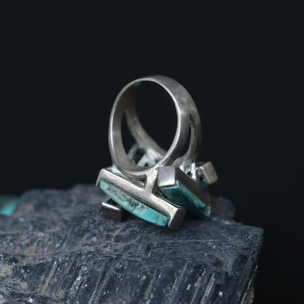 SILVER RING WITH TURQUOISE STONES IN A GEOMETRIC DESIGN