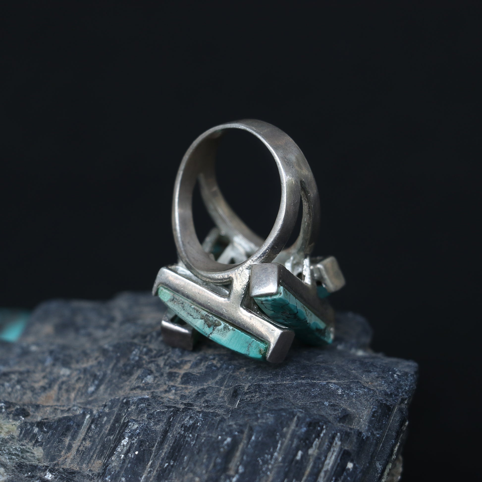SILVER RING WITH TURQUOISE STONES IN A GEOMETRIC DESIGN
