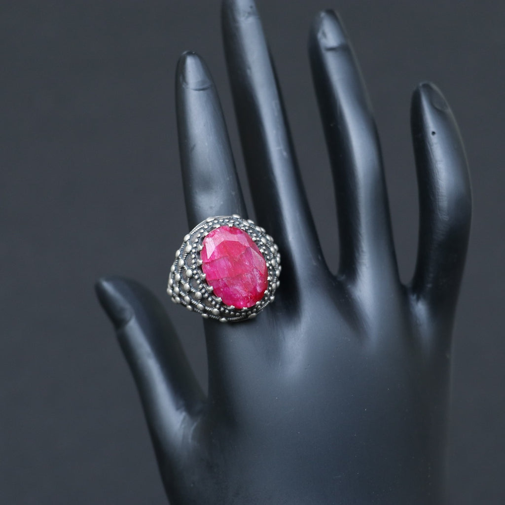 SILVER RING WITH A STRIKING OVAL RUBY