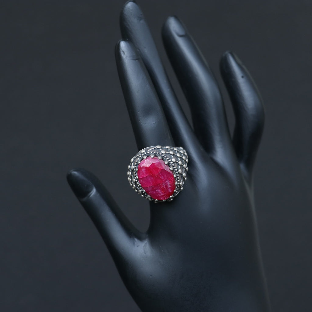 SILVER RING WITH A STRIKING OVAL RUBY