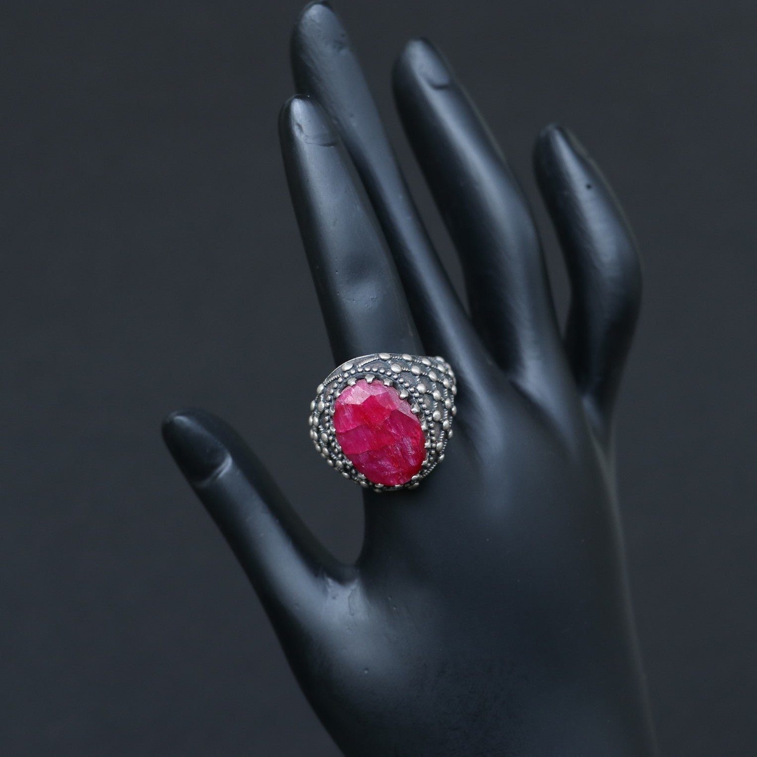 SILVER RING WITH A STRIKING OVAL RUBY