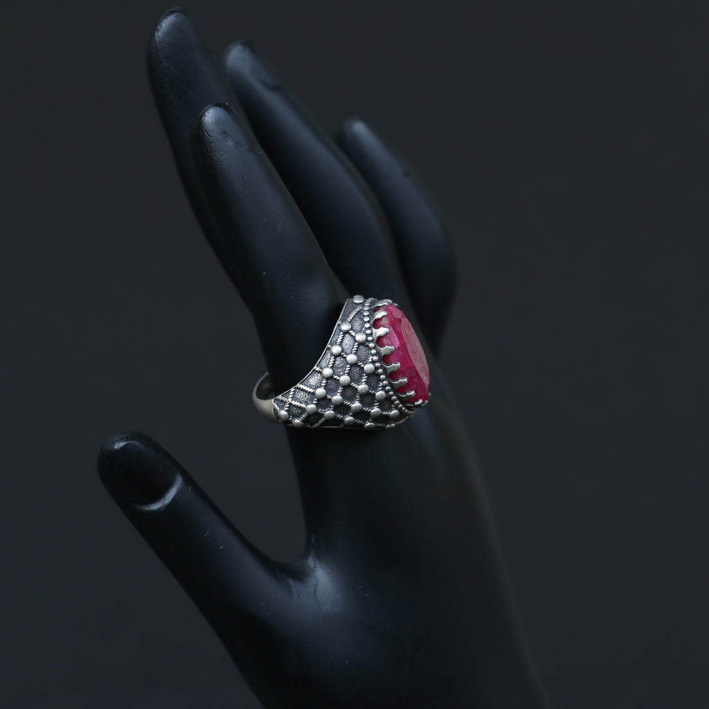 SILVER RING WITH A STRIKING OVAL RUBY