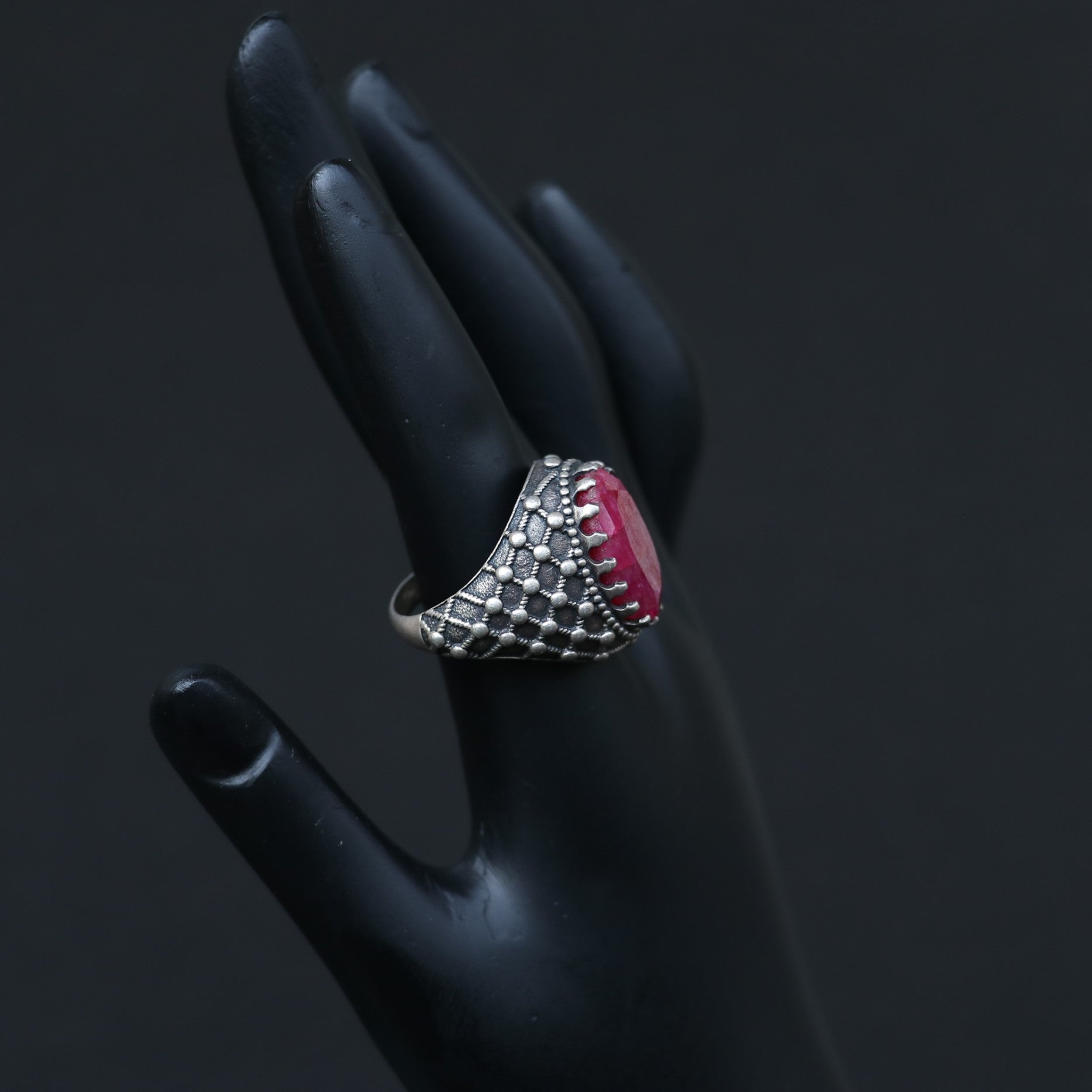 SILVER RING WITH A STRIKING OVAL RUBY