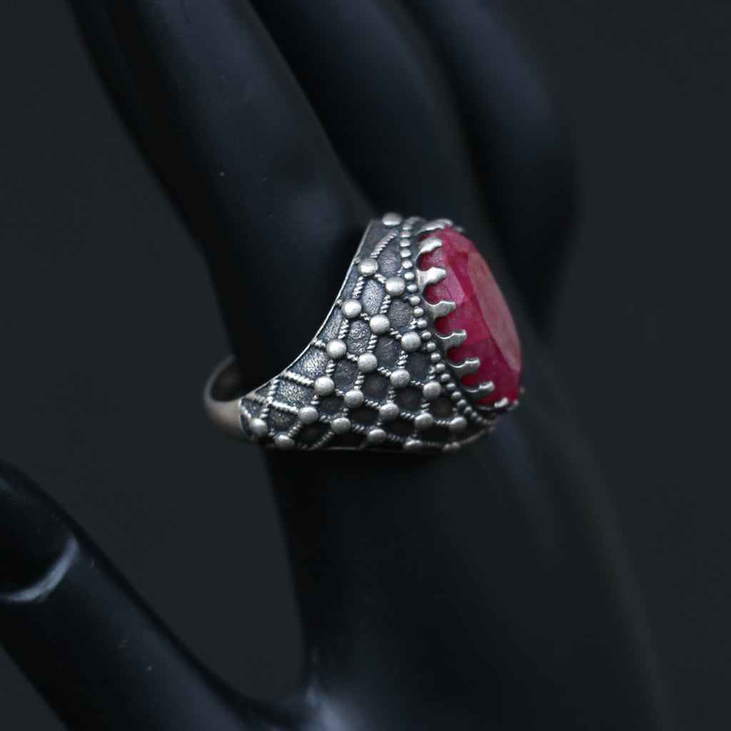 SILVER RING WITH A STRIKING OVAL RUBY