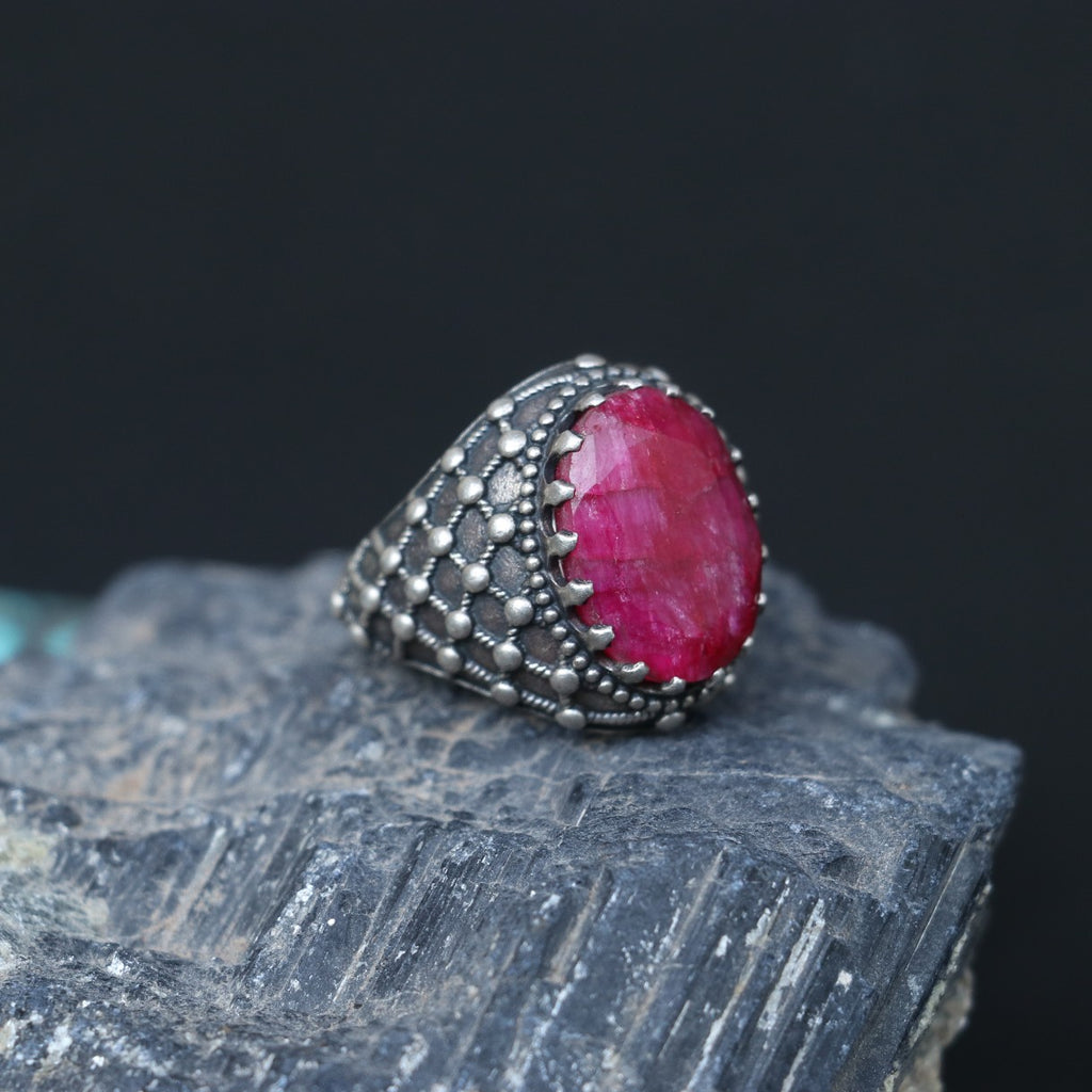 SILVER RING WITH A STRIKING OVAL RUBY