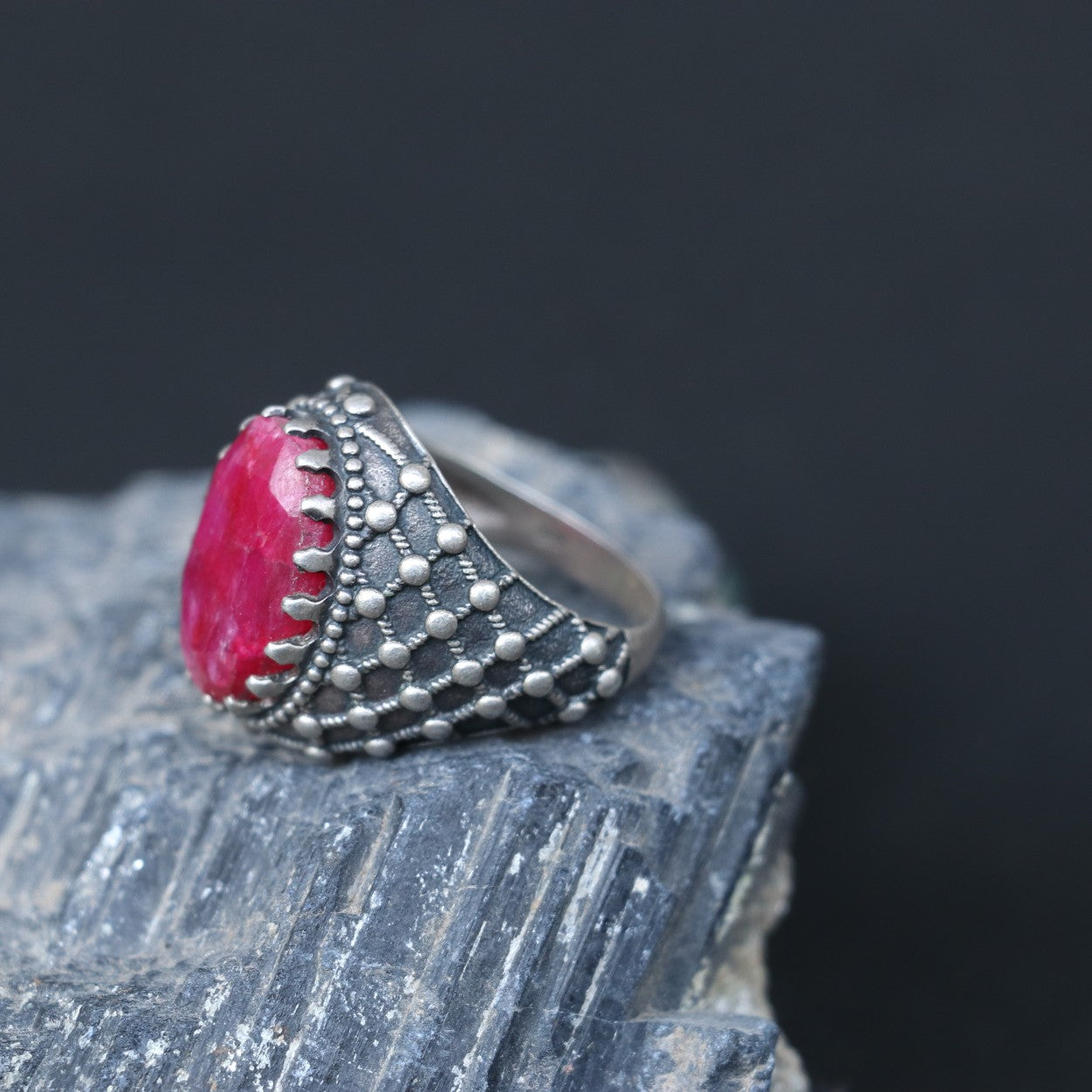 SILVER RING WITH A STRIKING OVAL RUBY