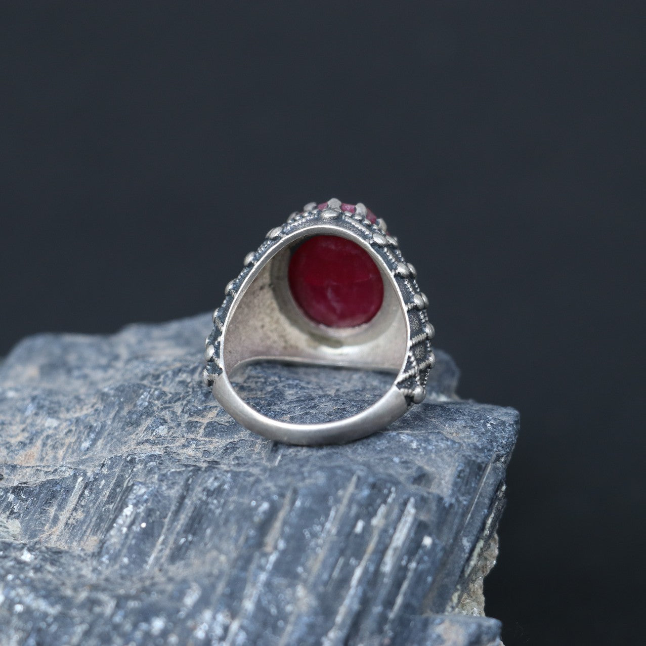 SILVER RING WITH A STRIKING OVAL RUBY