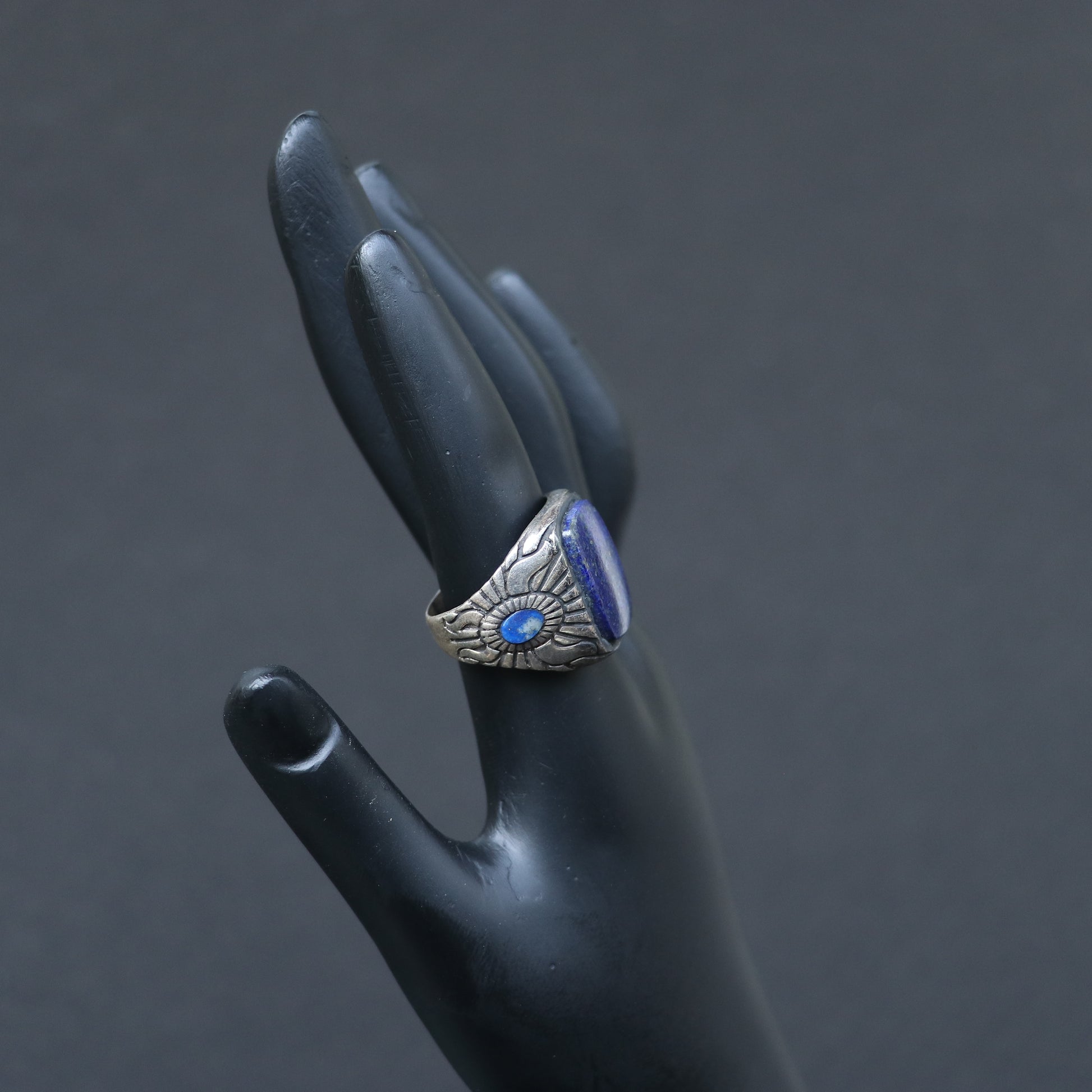 VINTAGE SILVER RING WITH A LARGE LAPIS LAZULLI