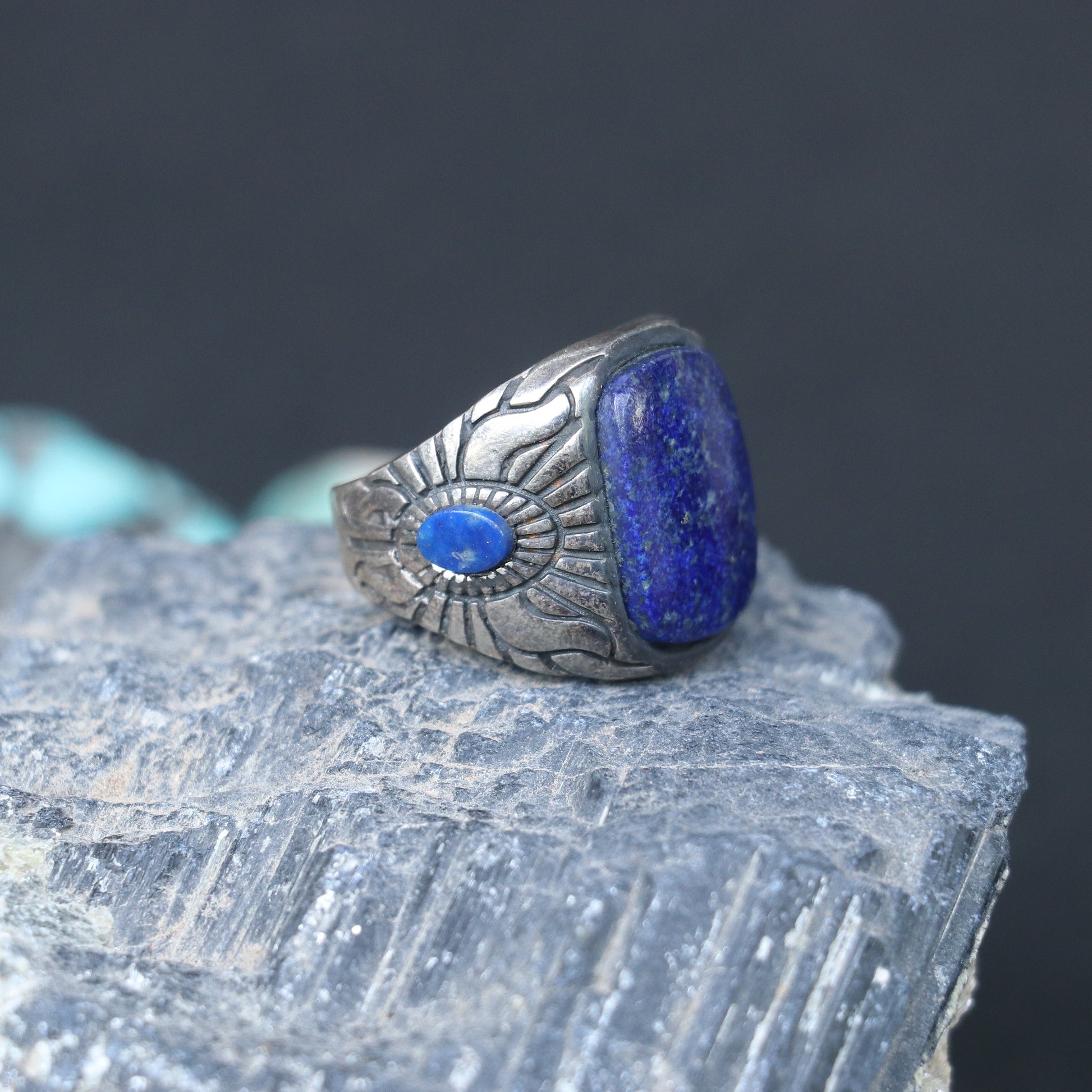 VINTAGE SILVER RING WITH A LARGE LAPIS LAZULLI