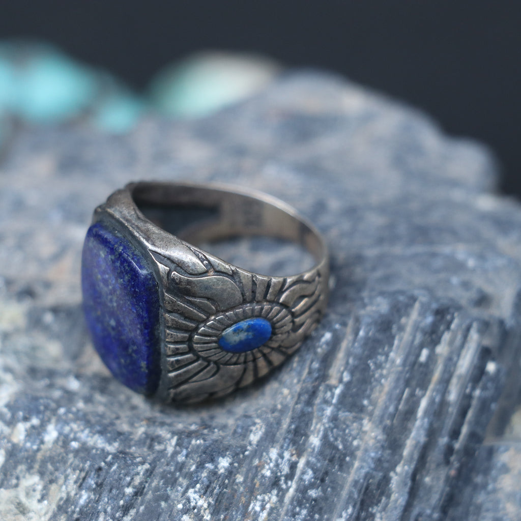 VINTAGE SILVER RING WITH A LARGE LAPIS LAZULLI