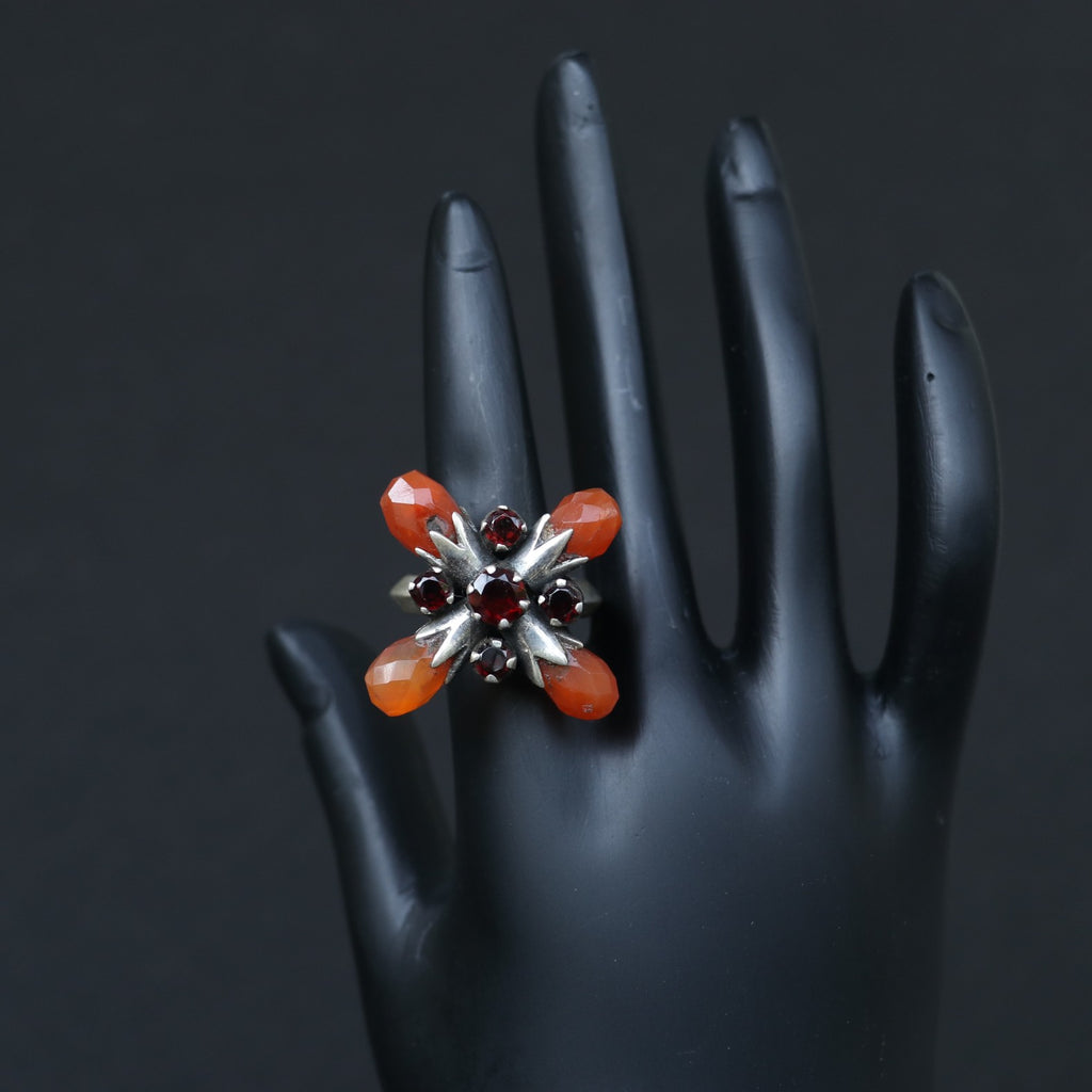 SILVER RING WITH LARGE AGATE BALLS IN A FLORAL PATTERN