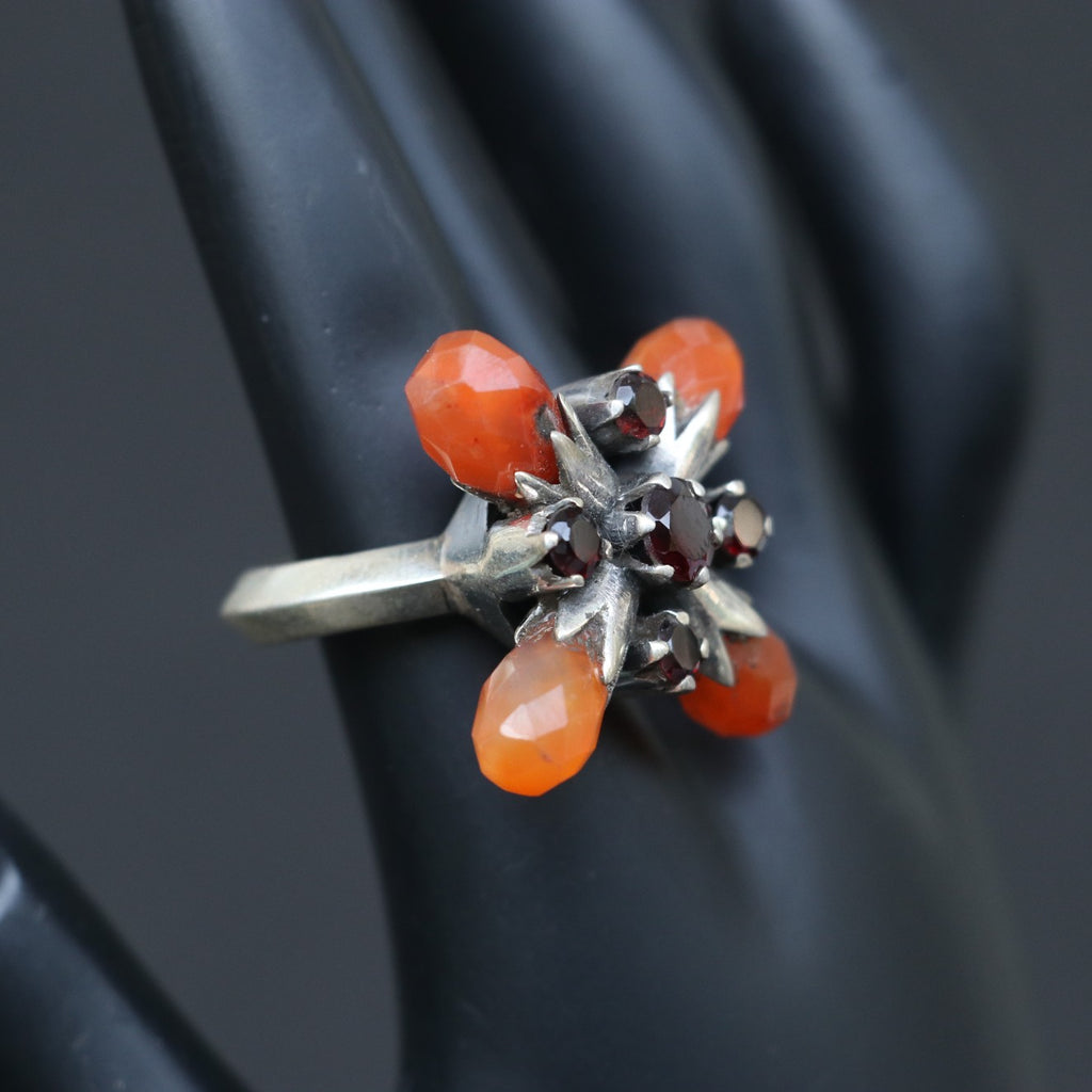 SILVER RING WITH LARGE AGATE BALLS IN A FLORAL PATTERN