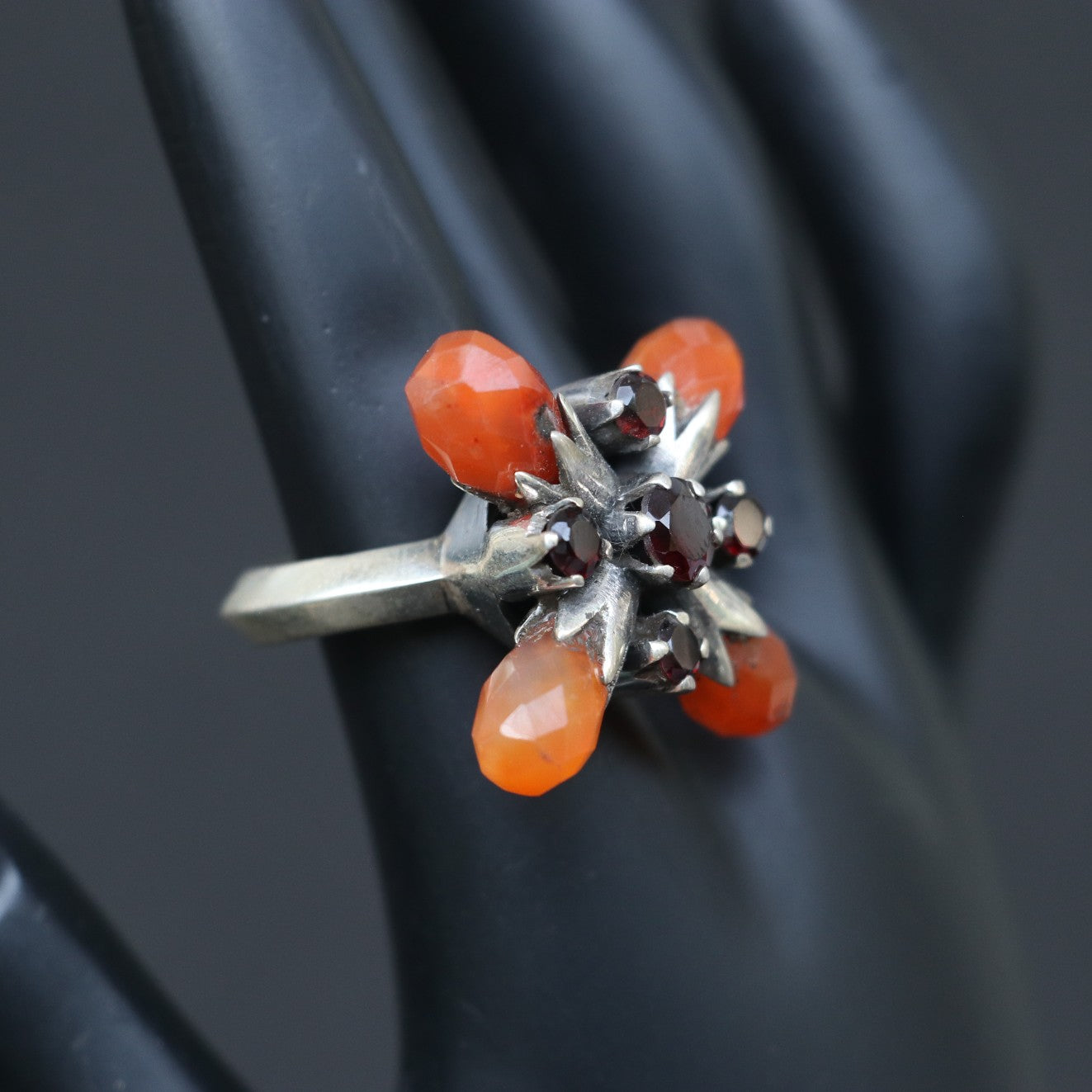SILVER RING WITH LARGE AGATE BALLS IN A FLORAL PATTERN