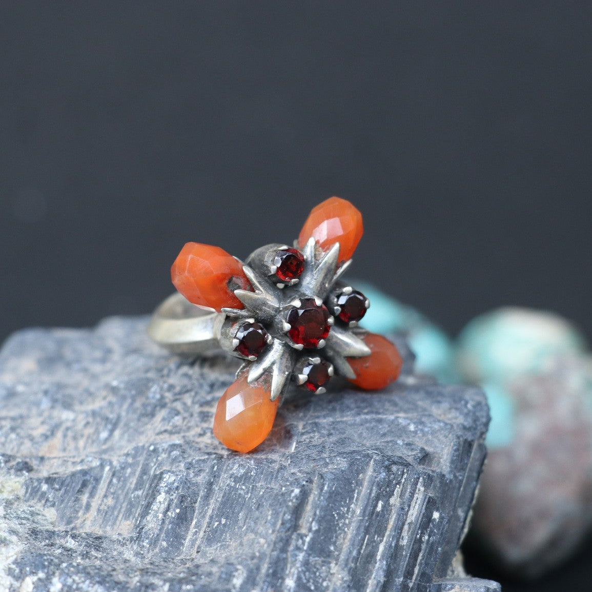 SILVER RING WITH LARGE AGATE BALLS IN A FLORAL PATTERN
