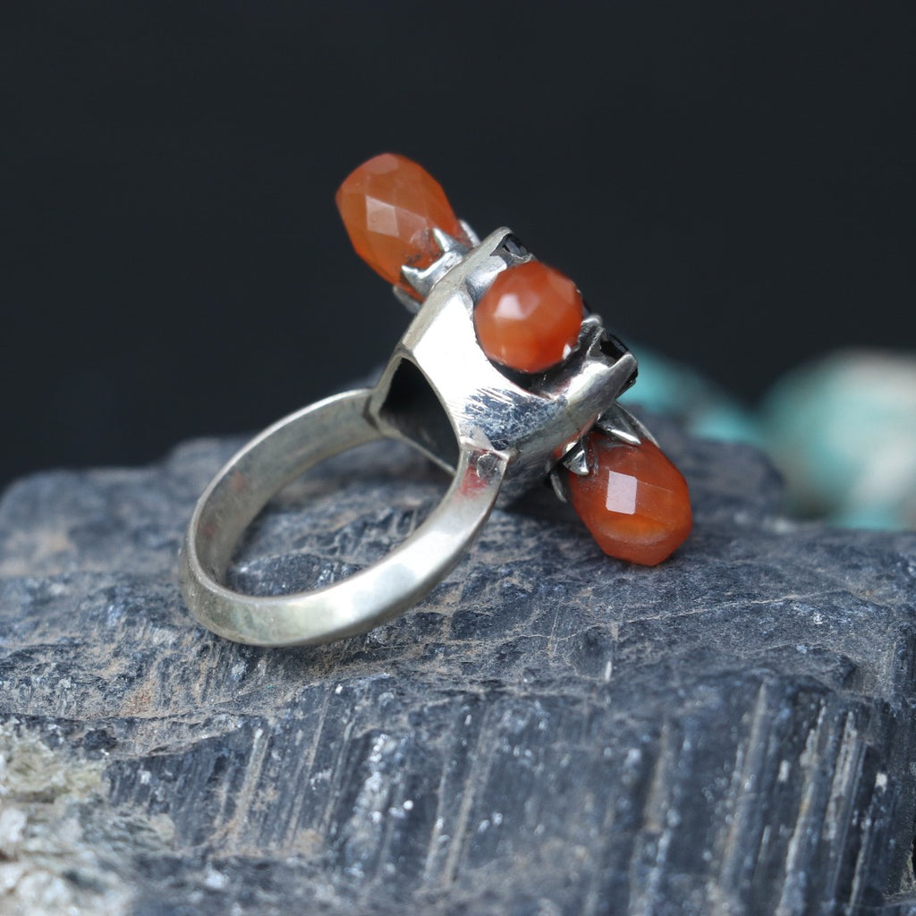 SILVER RING WITH LARGE AGATE BALLS IN A FLORAL PATTERN