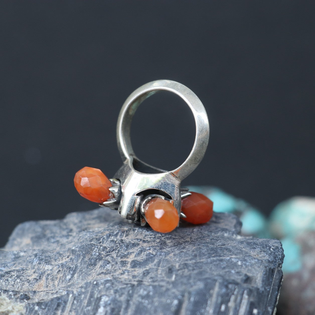 SILVER RING WITH LARGE AGATE BALLS IN A FLORAL PATTERN