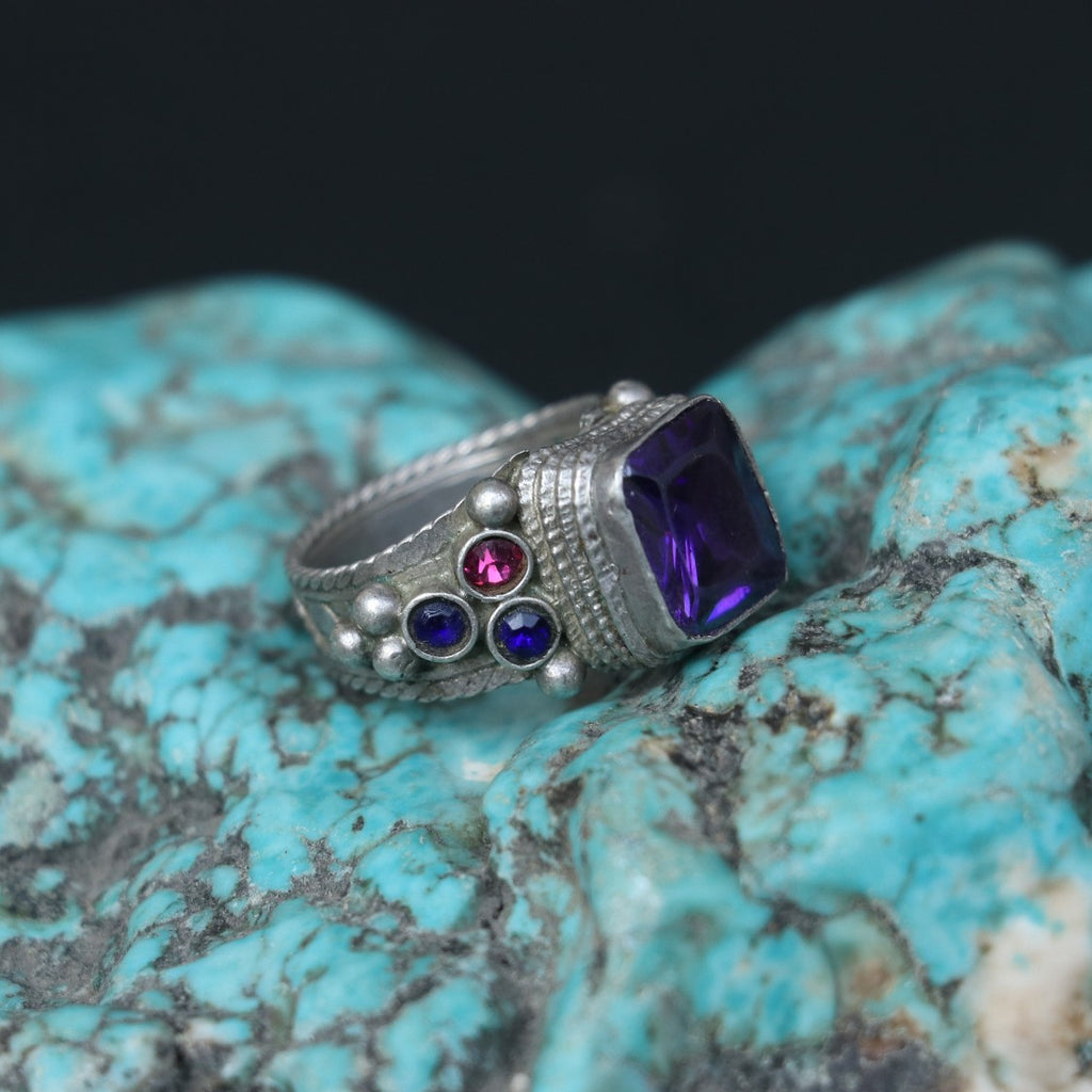 VINTAGE SILVER RING WITH A PURPLE GLASS STONE